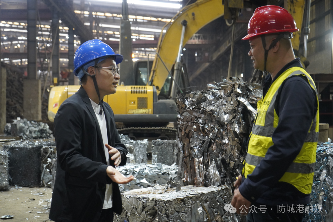 陈苏到车间检查生产情况.png 陈苏到车间检查生产情况.png